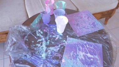 yakın çekim, akrilik kalıntısı bardak boya. 4 k sanat sıvı bir resim çizim işleminden sonra. Ağır çekim
