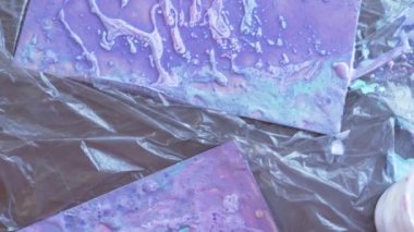 yakın çekim, akrilik kalıntısı bardak boya. 4 k sanat sıvı bir resim çizim işleminden sonra. Ağır çekim