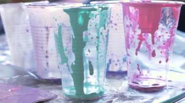 yakın çekim, akrilik kalıntısı bardak boya. 4 k sanat sıvı bir resim çizim işleminden sonra. Ağır çekim