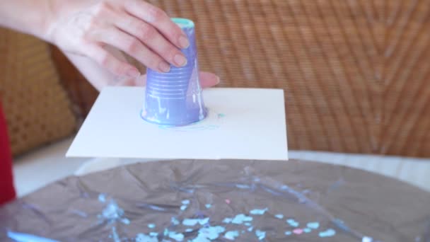 Руки жінка готує і малює фарби для малювання картини рідкого мистецтва 4k — стокове відео