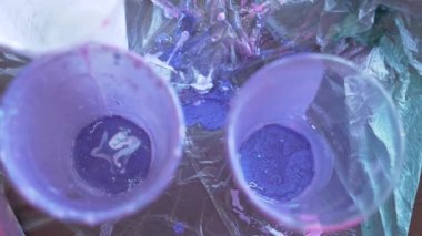 yakın çekim, akrilik kalıntısı bardak boya. 4 k sanat sıvı bir resim çizim işleminden sonra. Ağır çekim