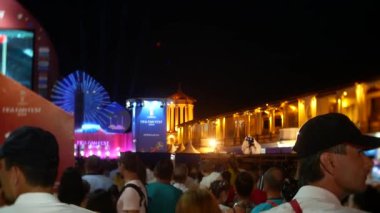 Soçi, Rusya - 15 Haziran 2018: FIFA 2018. seaport ekranda oyun yayın. hayranları oyun canlı yayını izliyor.