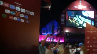 Soçi, Rusya - 15 Haziran 2018: FIFA 2018. seaport ekranda oyun yayın. hayranları oyun canlı yayını izliyor.