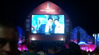 Soçi, Rusya - 15 Haziran 2018: FIFA 2018. seaport ekranda oyun yayın. hayranları oyun canlı yayını izliyor