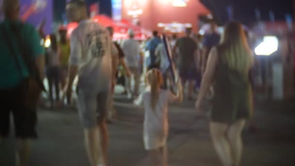 SOCHI, RUSIA 15 de junio de 2018: FIFA 2018. Los fans en el puerto están contentos con la transmisión en vivo del juego. familia con un niño en una celebración nacional. 4k — Vídeo de stock