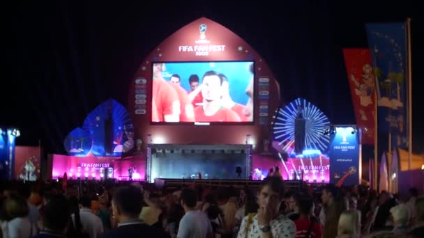 SOCHI, RUSIA - 15 de junio de 2018: FIFA 2018. transmitió el juego en la pantalla en el puerto. fans están viendo la transmisión en vivo del juego . — Vídeo de stock