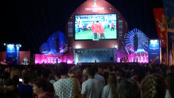 SOCHI, RUSSIA - 15 giugno 2018: FIFA 2018. trasmettere il gioco sullo schermo nel porto marittimo. i fan stanno guardando la trasmissione in diretta della partita . — Video Stock