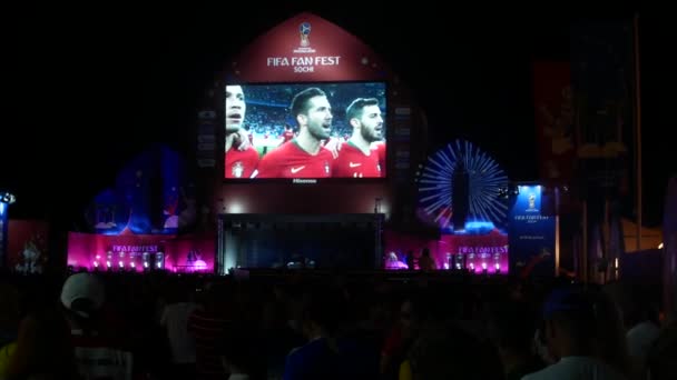 SOCHI, RUSIA - 15 de junio de 2018: FIFA 2018. transmitió el juego en la pantalla en el puerto. fans están viendo la transmisión en vivo del juego . — Vídeo de stock