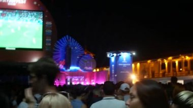 Soçi, Rusya - 15 Haziran 2018: FIFA 2018. seaport ekranda oyun yayın. hayranları oyun canlı yayını izliyor.