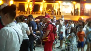 Soçi, Rusya - 15 Haziran 2018: FIFA 2018. seaport ekranda oyun yayın. Tıbbi yardım ve polis devriye Halk Şenlikleri çalışanları.