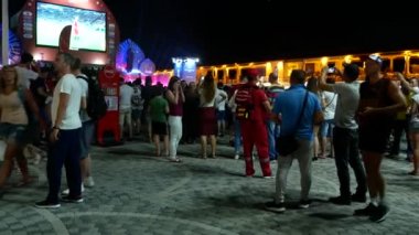 Soçi, Rusya - 15 Haziran 2018: FIFA 2018. seaport ekranda oyun yayın. Tıbbi yardım ve polis devriye Halk Şenlikleri çalışanları.