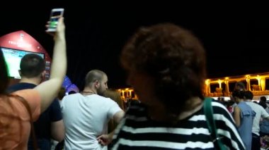 Soçi, Rusya - 15 Haziran 2018: FIFA 2018. seaport ekranda oyun yayın. hayranları oyun canlı yayını izliyor.