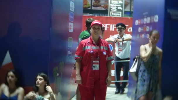소 치, 러시아-2018 년 6 월 15 일: Fifa 2018. 항구에서 화면에 게임 방송. 직원의 의료 지원 및 경찰 순찰 민속 축제. — 비디오