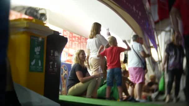 SOCHI, RUSIA 15 de junio de 2018: FIFA 2018. Los fans en el puerto están contentos con la transmisión en vivo del juego. familia con un niño en una celebración nacional. 4k — Vídeos de Stock