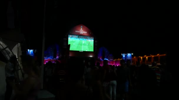 SOCHI, RUSIA - 15 de junio de 2018: FIFA 2018. transmitió el juego en la pantalla en el puerto. fans están viendo la transmisión en vivo del juego . — Vídeo de stock