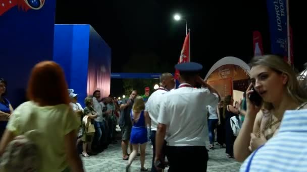 SOCHI, RUSIA - 15 de junio de 2018: FIFA 2018. transmitió el juego en la pantalla en el puerto. empleados de asistencia médica y patrulla policial fiestas populares . — Vídeo de stock