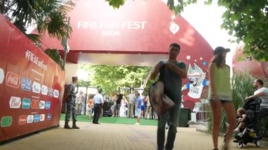 Soçi, Rusya - 16 Haziran 2018: FIFA 2018. Futbol taraftarları seaport yanındaki parkta yürümek. 4k.