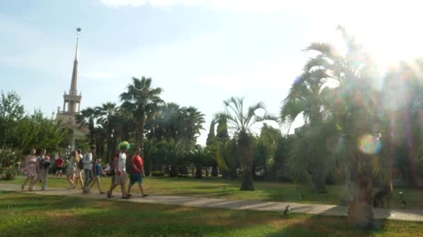 SOCHI, RUSIA 16 de junio de 2018: FIFA 2018. Los aficionados al fútbol caminan en el parque junto al puerto. 4k . — Vídeo de stock