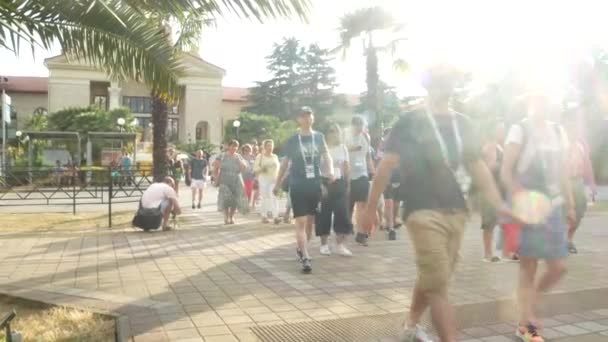 SOCHI, RÚSSIA - 16 de junho de 2018: FIFA 2018. Os fãs de futebol caminham no parque ao lado do porto. 4k . — Vídeo de Stock