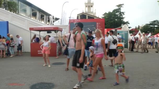 SOCHI, RUSIA 16 de junio de 2018: FIFA 2018. Los aficionados al fútbol caminan en el parque junto al puerto. 4k . — Vídeo de stock