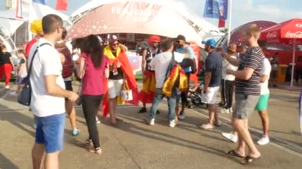 SOCHI, RÚSSIA - 16 de junho de 2018: FIFA 2018. Os fãs de futebol caminham no parque ao lado do porto. 4k . — Vídeo de Stock