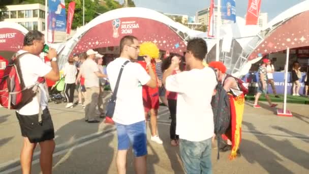 SOCHI, RUSIA 16 de junio de 2018: FIFA 2018. Los aficionados al fútbol caminan en el parque junto al puerto. 4k . — Vídeos de Stock