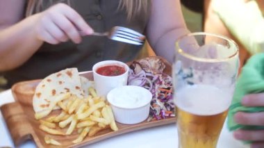 yakın çekim, eller çatal kullanarak lokanta ahşap bir yemek al. 4k.