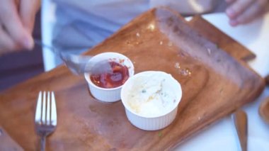 Boş kirli tabak çatal, kaşık ve masada, 4 k yemiş sonra atık gıda