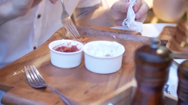 Пустые грязные тарелки с вилкой, ложкой и отходы пищи после едят на столе, 4k — стоковое видео