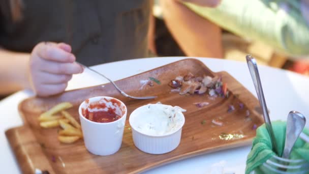 特写, 女性手用叉子从木盘子里拿快餐。4k. — 图库视频影像