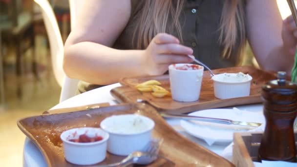 Primer plano, las manos femeninas con tenedores toman comida rápida de un plato de madera. 4k . — Vídeos de Stock