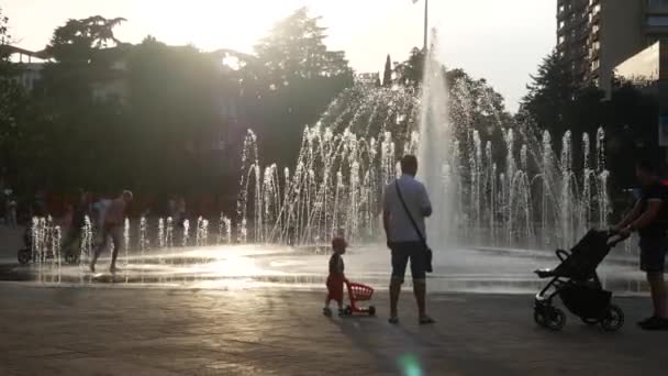 Soçi, Rusya - 15 Haziran 2018. Çocuk bir yaz günü kentin fıskiyede oynamak. 4k. — Stok video