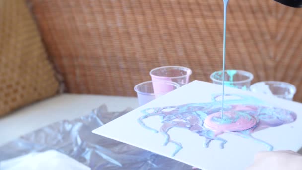 Χέρια γυναίκα ετοιμάζει και χρώματα χρώματα για μία ζωγραφιά ενός υγρού τέχνης 4k — Αρχείο Βίντεο