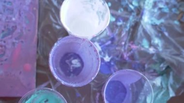 yakın çekim, akrilik kalıntısı bardak boya. 4 k sanat sıvı bir resim çizim işleminden sonra. Ağır çekim