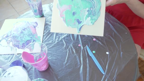Händer kvinnan förbereder och målar färg för att rita en bild av vätska art 4k — Stockvideo