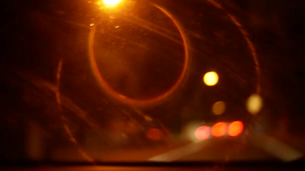 Coche ventana noche fondo desenfoque en movimiento, a través de la ventana sucia del coche, manchas de suciedad marchitas después de la lluvia. 4k — Vídeo de stock