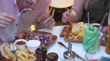 yakın çekim, eller çatal kullanarak lokanta ahşap bir yemek al. 4k