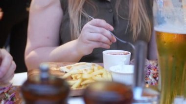 yakın çekim, eller çatal kullanarak lokanta ahşap bir yemek al. 4k.