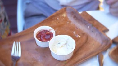 yakın çekim, eller çatal kullanarak lokanta ahşap bir yemek al. 4k.