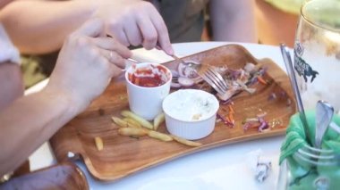 yakın çekim, eller çatal kullanarak lokanta ahşap bir yemek al. 4k.