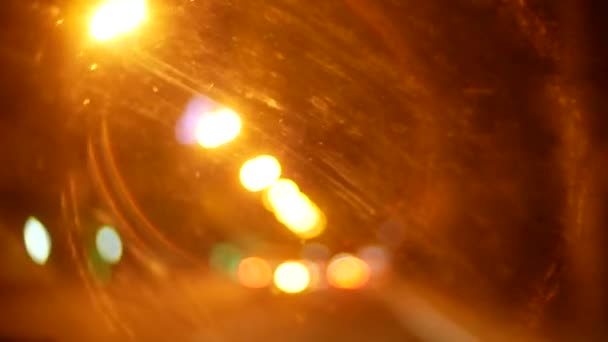 Autoscheibe Nacht Hintergrund defokussieren in Bewegung, durch die schmutzige Scheibe des Autos, welke Schmutzflecken nach dem Regen. 4k — Stockvideo