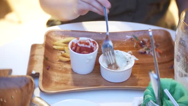 Primer Plano Las Manos Femeninas Con Tenedores Toman Comida Rápida — Vídeos de Stock