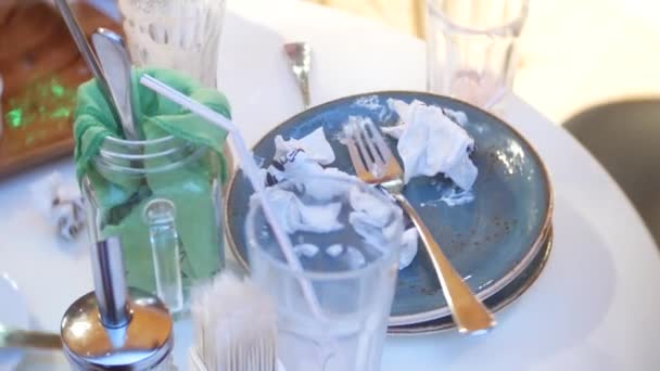Prázdné špinavé talíře s vidličku, lžíci a potravinářský odpad poté, co jedl na stole, 4k — Stock video