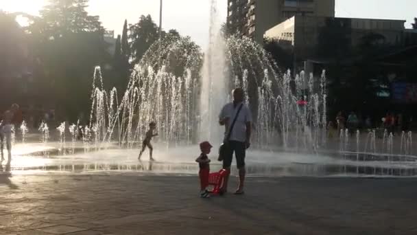 Sochi, Rusland - 15 juni 2018. Kinderen spelen in de stad fontein op een zomerdag. 4k. — Stockvideo
