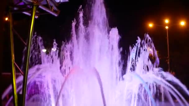 A szökőkút a színes víz megvilágítás este. közeli, blur, 4k — Stock videók