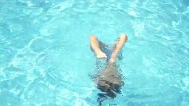 Yüzme Havuzu, 4k, ağır çekim mutlu aktif genç kız
