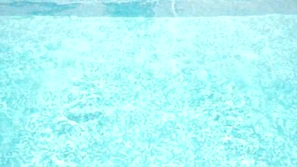 Slunečné pozadí bazénové vody. 4k, pomalý pohyb — Stock video
