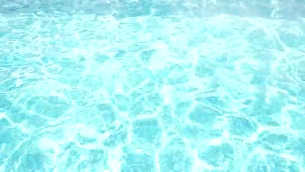 Ηλιόλουστη πισίνα νερό φόντο. 4k, αργή κίνηση — Αρχείο Βίντεο