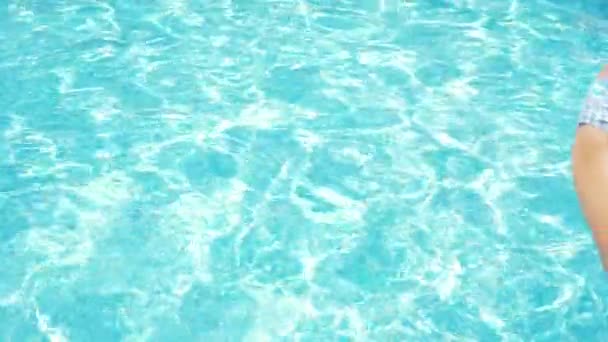 Glad aktiv tonåring flicka i poolen, 4k, slow motion — Stockvideo