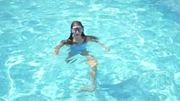 Счастливая активная девочка-подросток в бассейне, 4к, замедленная съемка — стоковое видео
